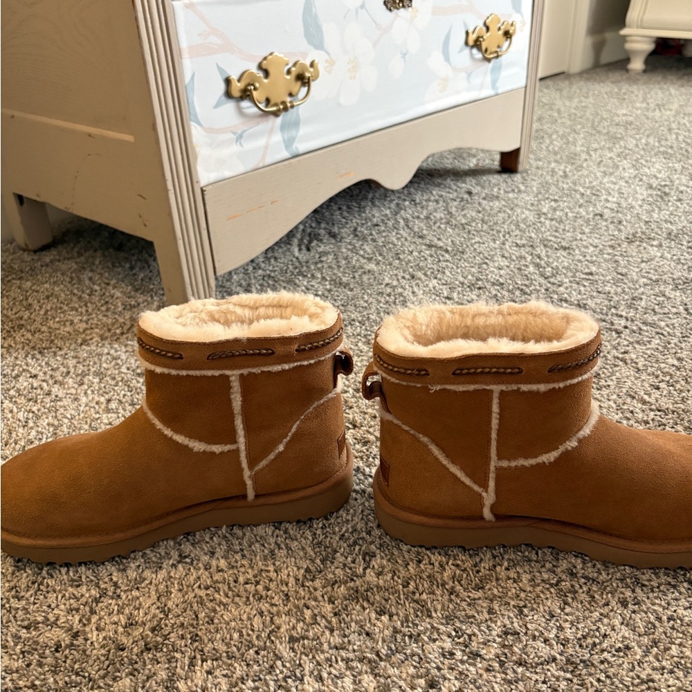 Ugg Chestnut Mini - image 4
